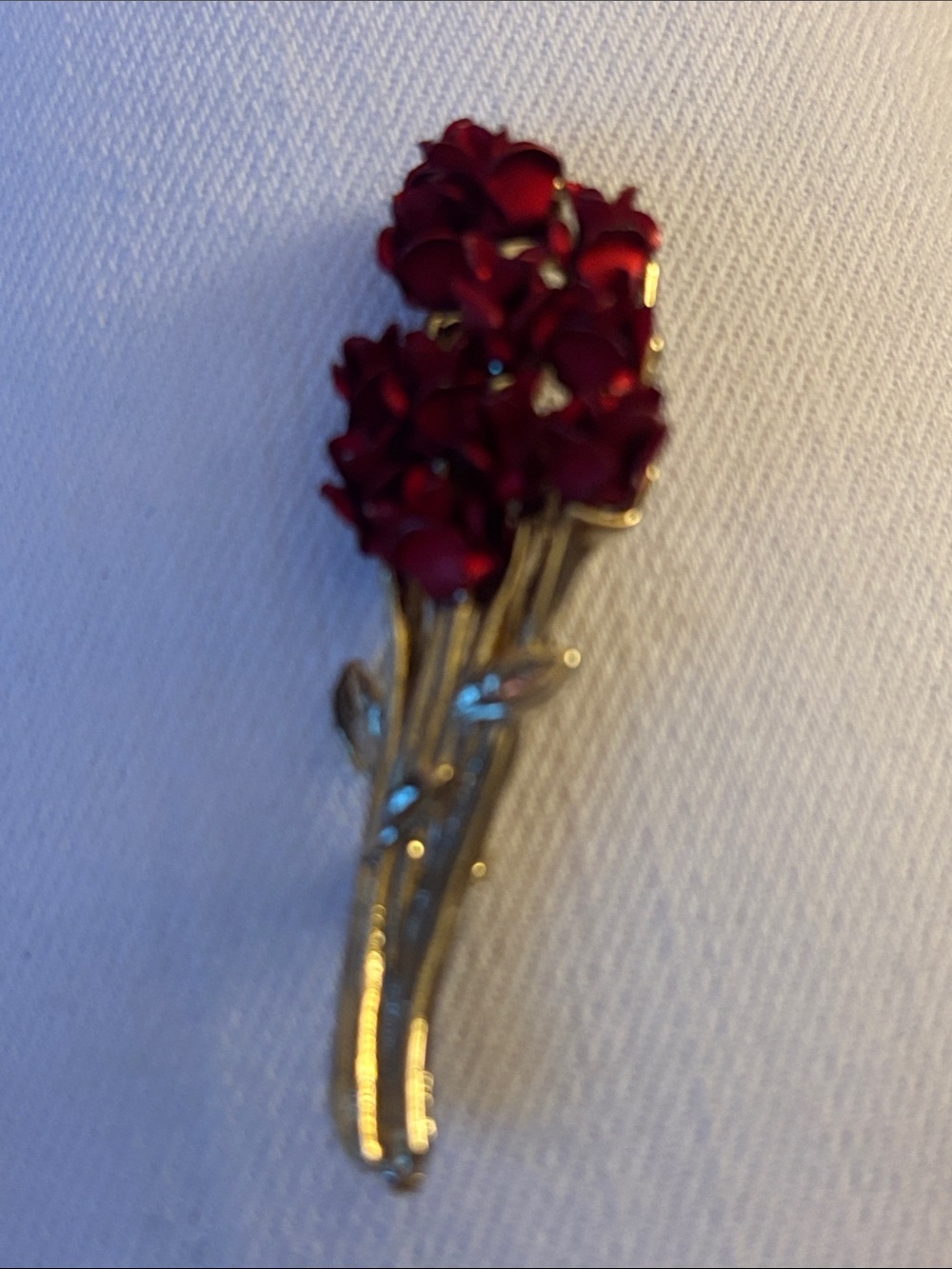 Vintage DM ©97 Red Rose Bouquet Gold Tone Brooch Pin 1997